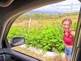 encuentro una pobre chica caminando por la carretera, le doy un aventon hasta el garaje de mi casa la pongo a chupar, tenia un coño apretado la condenada, me saco la leche y solo le doy para el taxi